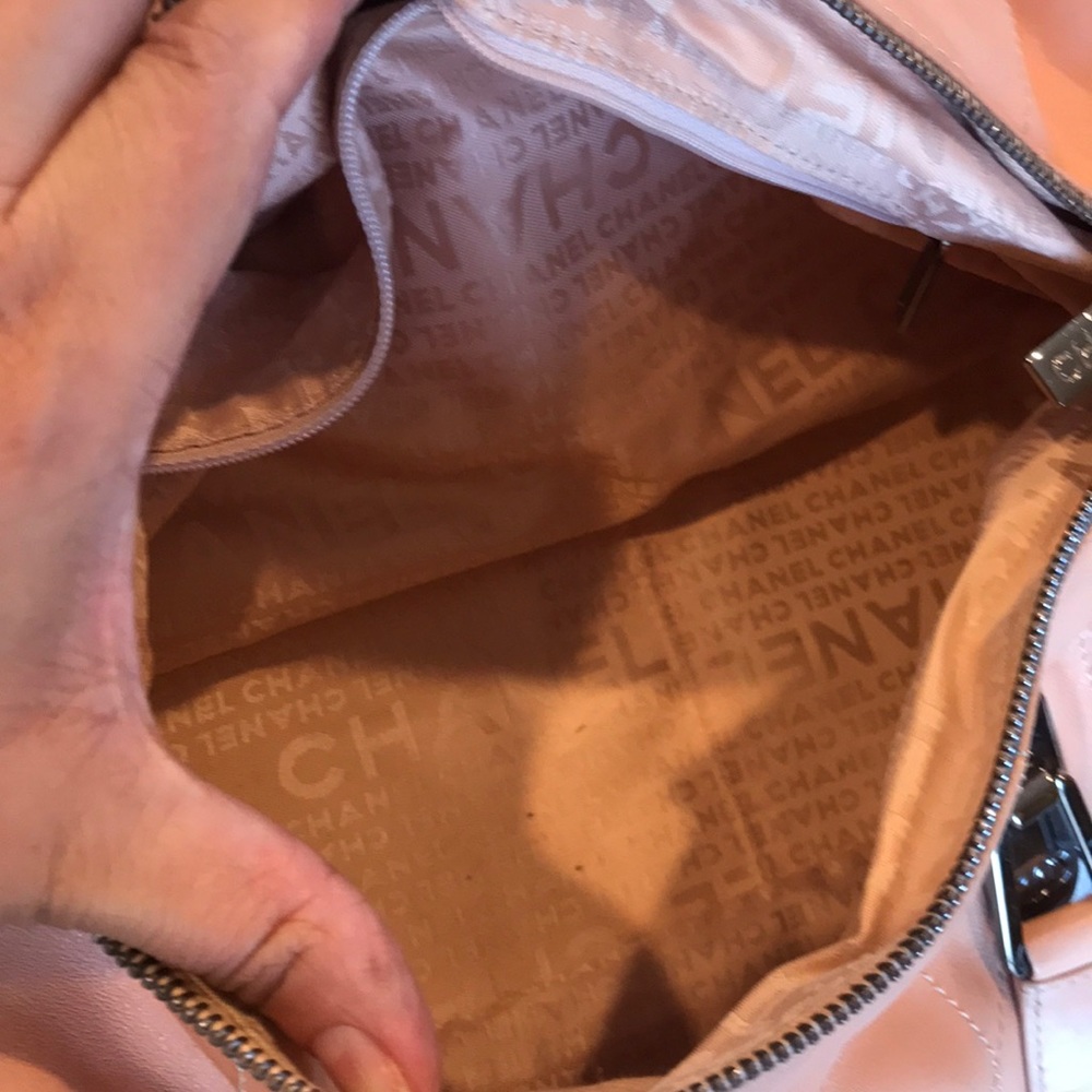 100% authentic Chanel salmon color handbag - Picture 5 of 8